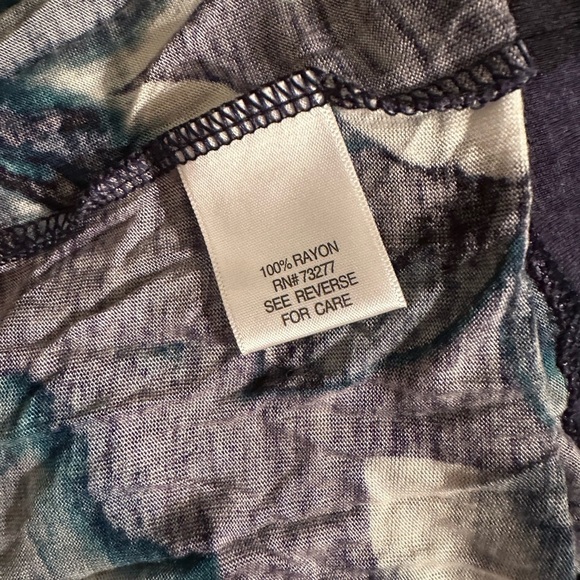 SIMPLY VERA Size S Navy Floral Rayon Knit Top - Picture 8 of 8